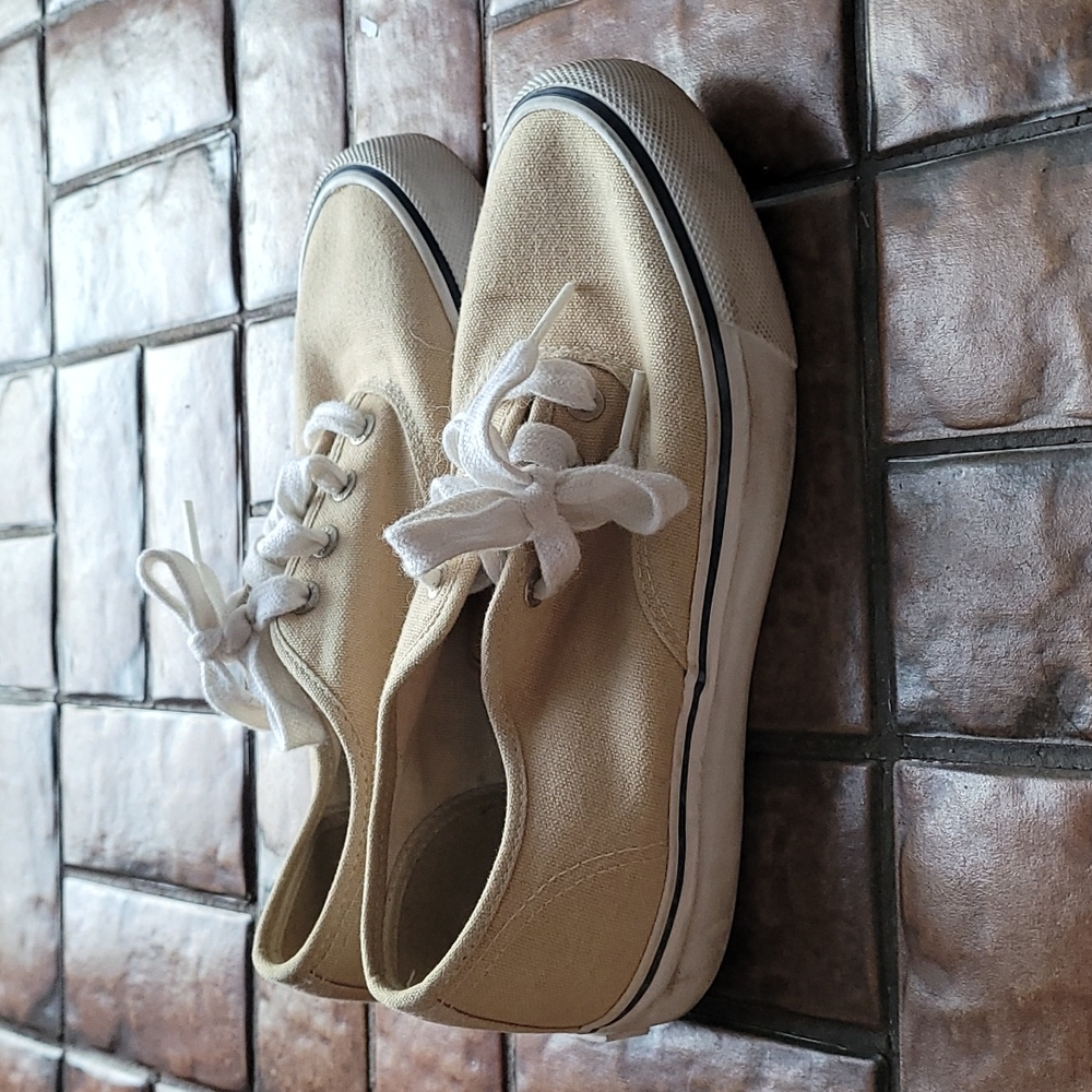 Bass Shoes Size 7 Beige